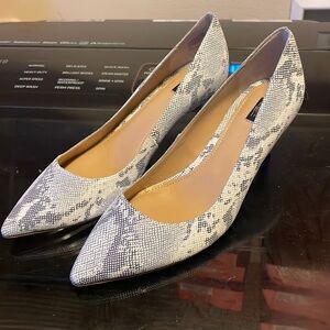 G.I.L.I. Womens heels Size 7 Leather Snake Print Georgette gray/white